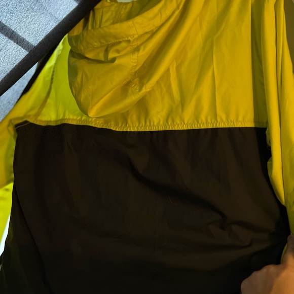 The northface windbreaker - Picture 7 of 8